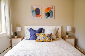 Colorful downtown condo, 2 bedrooms, king bed